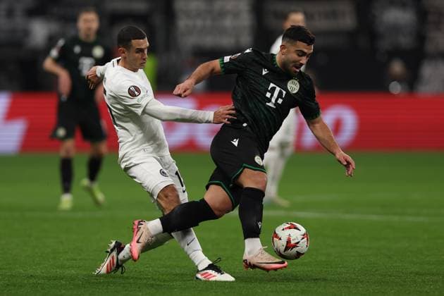 23 01 2025, xovx, Football UEFA Europa League, Eintracht Frankfurt Ferencvaros Budapest v l Ellyes Skhiri Eintracht Frankfurt Mohammed Abu Fani Ferencvarosi TC Budapest Zweikampf, Aktion, action, battle for the ball DFL DFB REGULATIONS PROHIBIT ANY USE OF PHOTOGRAPHS as IMAGE SEQUENCES and or QUASI VIDEO Frankfurt am Main