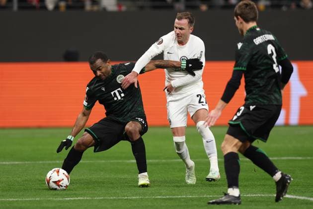 23 01 2025, xovx, Football UEFA Europa League, Eintracht Frankfurt Ferencvaros Budapest v l Habib Maiga Ferencvarosi TC Budapest Mario Götze Goetze Eintracht Frankfurt Zweikampf, Aktion, action, battle for the ball Stefan Gartenmann Ferencvarosi TC Budapest DFL DFB REGULATIONS PROHIBIT ANY USE OF PHOTOGRAPHS as IMAGE SEQUENCES and or QUASI VIDEO Frankfurt am Main