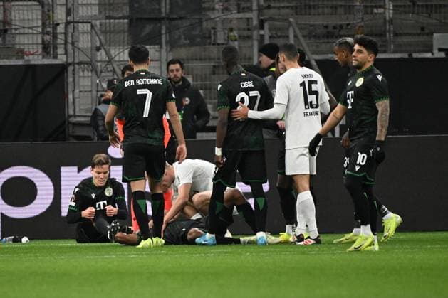 23 01 2025, xjhx, Football UEFA Europa League, Eintracht Frankfurt Ferencvaros Budapest emspor, v l Habib Maiga Ferencvarosi TC Budapest was hit on the head by the ball injured, injury, pain, pain DFL DFB REGULATIONS PROHIBIT ANY USE OF PHOTOGRAPHS as IMAGE SEQUENCES and or QUASI VIDEO Frankfurt am Main