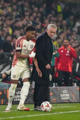 Coach Jose Mourinho of Fenerbahce and Abner (16) of Olympique Lyon during the UEFA Europa League 2024 25 League Phase MD7 match between Fenerbahce SK and Olympique Lyonnais at on January 23, 2025 in Istanbul, Turkey. Istanbul Turkey Copyright: xSeskimphotox Fenerbahce-Lyon-230125 (133)