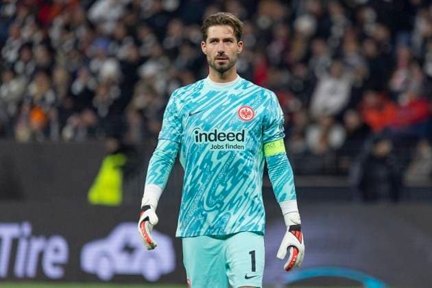 UEFA Europa League Eintracht Frankfurt Ferencvaros Budapest, 23 01 2025 Kevin Trapp Eintracht Frankfurt 1 with a view upwards, clipping, portrait portrait, Eintracht Frankfurt Ferencvaros Budapest, Frankfurt, Deutsche Bank Park, 23 1 2025 Copyright: xBEAUTIFULxSPORTS Gawlikx