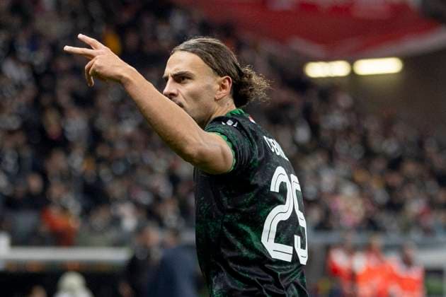 UEFA Europa League Eintracht Frankfurt Ferencvaros Budapest, 23 01 2025 Cebrails Makreckis Ferencvarosi Torna Club Budapest 25 complains that he did not get a free kick and shows the linesman that he was fouled twice, Eintracht Frankfurt Ferencvaros Budapest, Frankfurt, Deutsche Bank Park, 23 1 2025 Copyright: xBEAUTIFULxSPORTS Gawlikx