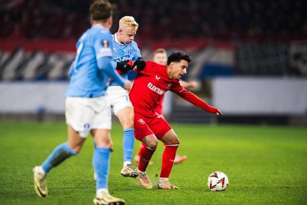 250123 Otto Rosengren of Malmö FF and Sayfallah Ltaief of Twente during the UEFA Europa League football match between Malmö FF and Twente on January 23, 2025 in Malmö Photo Christoffer Borg Mattisson BILDBYRAN COP 261 PA0962 fotboll football soccer fotball uefa europa league europa league malmö ff twente bbeng  Copyright: CHRISTOFFERxBORGxMATTISSON BB250123CB102