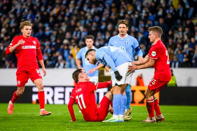 250123 Gabriel Busanello of Malmö FF against Daan Rots of Twente during the UEFA Europa League football match between Malmö FF and Twente on January 23, 2025 in Malmö Photo Christoffer Borg Mattisson BILDBYRAN COP 261 PA0962 fotboll football soccer fotball uefa europa league europa league malmö ff Twente bbeng  Copyright: CHRISTOFFERxBORGxMATTISSON BB250123CB126