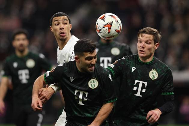 23 01 2025, xovx, Football UEFA Europa League, Eintracht Frankfurt Ferencvaros Budapest emspor, v l Hugo Ekitike Eintracht Frankfurt Mohammed Abu Fani Ferencvarosi TC Budapest Stefan Gartenmann Ferencvarosi TC Budapest Zweikampf, Aktion, action, battle for the ball DFL DFB REGULATIONS PROHIBIT ANY USE OF PHOTOGRAPHS as IMAGE SEQUENCES and or QUASI VIDEO Frankfurt am Main