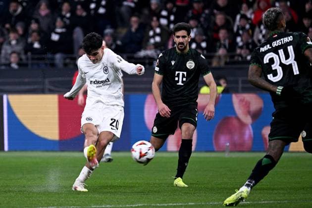23 01 2025, xjhx, Fussball UEFA Europa League, Eintracht Frankfurt Ferencvaros Budapest emspor, v l Can Uzun Eintracht Frankfurt Torschuetze, erzielt das Tor, Treffer, scores the goal 1 0 DFL DFB REGULATIONS PROHIBIT ANY USE OF PHOTOGRAPHS as IMAGE SEQUENCES and or QUASI VIDEO Frankfurt am Main