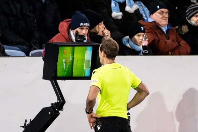 250123 Referee Sascha Stegemann at a VAR situation during the UEFA Europa League football match between Malmö FF and Twente on January 23, 2025 in Malmö Photo Petter Arvidson BILDBYRAN kod PA PA0962 fotboll football soccer fotball uefa europa league europa league malmö ff Twente bbeng  Copyright: PETTERxARVIDSON BB250123PA245