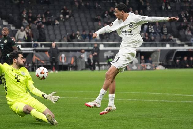 Hugo Ekitike Eintracht Frankfurt, 11 fails to beat goalkeeper Denes Dibusz Ferencvaros Budapest, 90 Frankfurt 23 01 2025 Eintracht Frankfurt vs Ferencvaros Budapest, Deutsche Bank Park, Europa League, Matchday 7