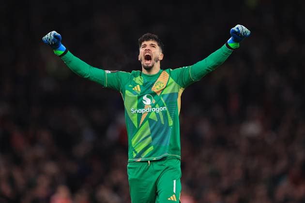 Manchester United gegen Rangers FC 23. Januar 2025 UEFA Europa League Manchester United gegen Rangers Manchester United Torhüter Altay Bayindir feiert den Führungstreffer Foto Simon Stacpoole Abseits Manchester UK  Copyright: xSimonxStacpoolexOffside