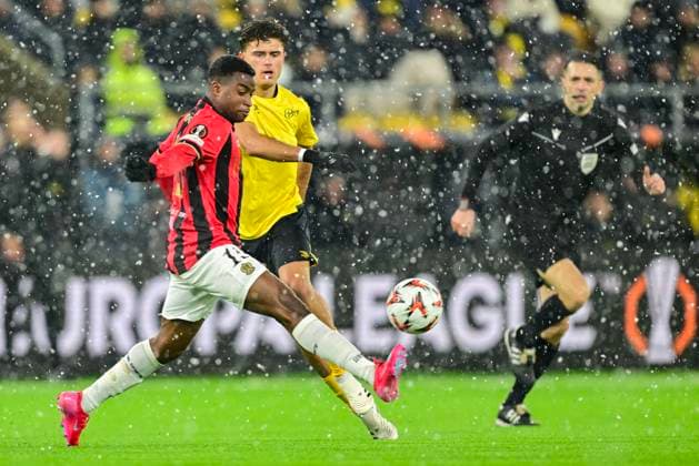 BORAS, SWEDEN 20250123 Nice s Youssoufa Moukoko with the ball and Elfsborg s Besfort Zeneli during Thursday s regular season match in the UEFA Europa League in football between IF Elfsborg and OGC Nice at Boras Arena in Boras, Sweden January 23, 2025 BORAS SWEDEN x9200x  Copyright: xBjörnxLarssonxRosvall TTx UEFA EUROPA LEAGUE ELFSBORG-NICE