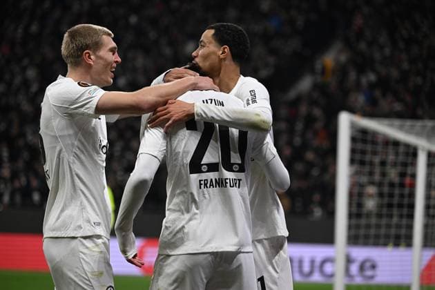 23 01 2025, xjhx, Fußball UEFA Europa League, Eintracht Frankfurt Ferencvaros Budapest emspor, v l Torjubel nach dem Tor zum celebrating the goal celebrate 1 0 durch Can Uzun Eintracht Frankfurt Rasmus Kristensen Eintracht Frankfurt Hugo Ekitike Eintracht Frankfurt DFL DFB REGULATIONS PROHIBIT ANY USE OF PHOTOGRAPHS as IMAGE SEQUENCES and or QUASI VIDEO Frankfurt am Main