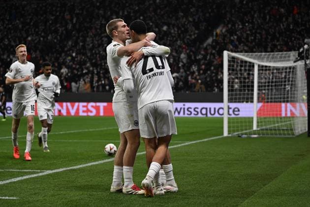 23 01 2025, xjhx, Fußball UEFA Europa League, Eintracht Frankfurt Ferencvaros Budapest emspor, v l Torjubel nach dem Tor zum celebrating the goal celebrate 1 0 durch Can Uzun Eintracht Frankfurt Rasmus Kristensen Eintracht Frankfurt Hugo Ekitike Eintracht Frankfurt DFL DFB REGULATIONS PROHIBIT ANY USE OF PHOTOGRAPHS as IMAGE SEQUENCES and or QUASI VIDEO Frankfurt am Main
