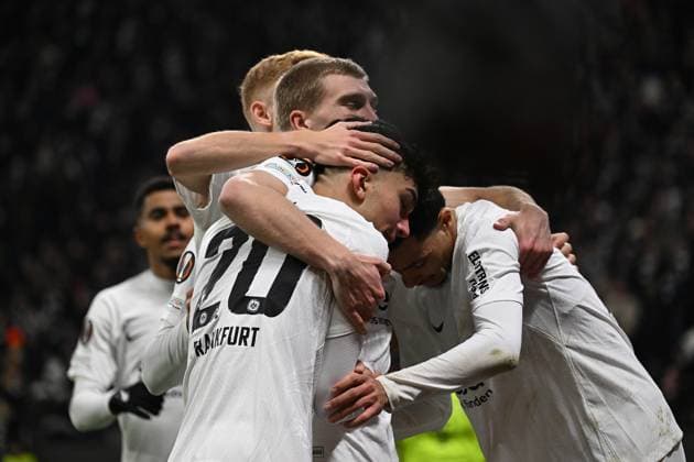 23 01 2025, xjhx, Fußball UEFA Europa League, Eintracht Frankfurt Ferencvaros Budapest emspor, v l Torjubel nach dem Tor zum celebrating the goal celebrate 1 0 durch Can Uzun Eintracht Frankfurt Rasmus Kristensen Eintracht Frankfurt Hugo Ekitike Eintracht Frankfurt Hugo Larsson Eintracht Frankfurt DFL DFB REGULATIONS PROHIBIT ANY USE OF PHOTOGRAPHS as IMAGE SEQUENCES and or QUASI VIDEO Frankfurt am Main