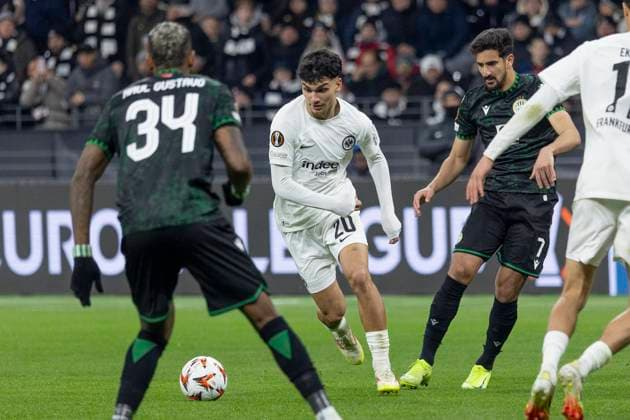 UEFA Europa League Eintracht Frankfurt Ferencvaros Budapest, 23 01 2025 Can Uzun Eintracht Frankfurt 20 outplays the Hungarian defense just before scoring the goal to make it 1 0, Eintracht Frankfurt Ferencvaros Budapest, Frankfurt, Deutsche Bank Park, 23 1 2025 Copyright: xBEAUTIFULxSPORTS Gawlikx