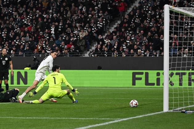 23 01 2025, xjhx, Fussball UEFA Europa League, Eintracht Frankfurt Ferencvaros Budapest emspor, v l Hugo Ekitike Eintracht Frankfurt Torschuetze, erzielt das Tor, Treffer, scores the goal 2 0 Adam Varga Ferencvarosi TC Budapest DFL DFB REGULATIONS PROHIBIT ANY USE OF PHOTOGRAPHS as IMAGE SEQUENCES and or QUASI VIDEO Frankfurt am Main