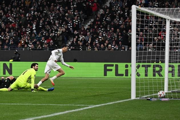 23 01 2025, xjhx, Fussball UEFA Europa League, Eintracht Frankfurt Ferencvaros Budapest emspor, v l Hugo Ekitike Eintracht Frankfurt Torschuetze, erzielt das Tor, Treffer, scores the goal 2 0 Adam Varga Ferencvarosi TC Budapest DFL DFB REGULATIONS PROHIBIT ANY USE OF PHOTOGRAPHS as IMAGE SEQUENCES and or QUASI VIDEO Frankfurt am Main