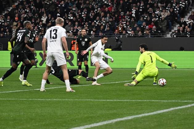 23 01 2025, xjhx, Fussball UEFA Europa League, Eintracht Frankfurt Ferencvaros Budapest emspor, v l Hugo Ekitike Eintracht Frankfurt Torschuetze, erzielt das Tor, Treffer, scores the goal 2 0 Adam Varga Ferencvarosi TC Budapest DFL DFB REGULATIONS PROHIBIT ANY USE OF PHOTOGRAPHS as IMAGE SEQUENCES and or QUASI VIDEO Frankfurt am Main