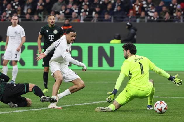 Goal for 2 0 by scorer Hugo Ekitike Eintracht Frankfurt , No. 11 against goalkeeper Adam Varga Ferencvaros TC, No. 1 , Eintracht Frankfurt Ferencvaros Budapest , Soccer, UEFA Europa League , UEL, Season 2024 2025, Matchday 7, 23 01 2025,