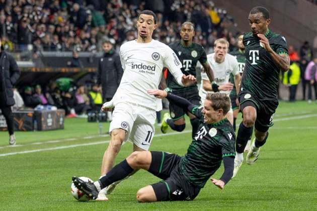 UEFA Europa League Eintracht Frankfurt Ferencvaros Budapest, 23 01 2025 Stefan Gartenmann Ferencvarosi Torna Club Budapest 3 stalks the ball away from Hugo Ekitike Eintracht Frankfurt 11, Eintracht Frankfurt Ferencvaros Budapest, Frankfurt, Deutsche Bank Park, 23 1 2025 Copyright: xBEAUTIFULxSPORTS Gawlikx