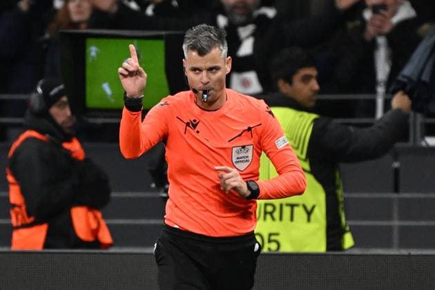 23 01 2025, xjhx, Football UEFA Europa League, Eintracht Frankfurt Ferencvaros Budapest emspor, v l Referee Referee Enea Jorgji Albania VAR Video Assistant Referee Referee Aleandro di Paolo Italy after the alleged handball by Ibrahim Cisse Ferencvarosi TC Budapest DFL DFB REGULATIONS PROHIBIT ANY USE OF PHOTOGRAPHS as IMAGE SEQUENCES and or QUASI VIDEO Frankfurt am Main