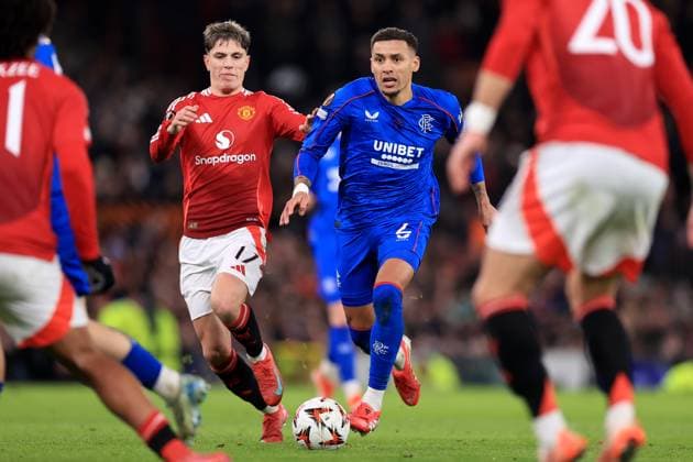 Manchester United gegen Rangers FC 23. Januar 2025 UEFA Europa League Manchester United gegen Rangers Alejandro Garnacho von Manchester United und James Tavernier von Rangers Foto Simon Stacpoole Abseits Manchester UK  Copyright: xSimonxStacpoolexOffside