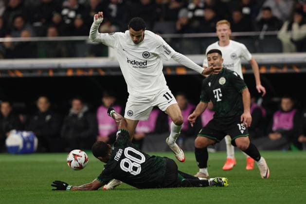 23 01 2025, xovx, Football UEFA Europa League, Eintracht Frankfurt Ferencvaros Budapest emspor, v l Habib Maiga Ferencvarosi TC Budapest Hugo Ekitike Eintracht Frankfurt Zweikampf, Aktion, action, battle for the ball DFL DFB REGULATIONS PROHIBIT ANY USE OF PHOTOGRAPHS as IMAGE SEQUENCES and or QUASI VIDEO Frankfurt am Main