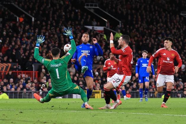 Manchester United gegen Rangers FC 23. Januar 2025 UEFA Europa League Manchester United gegen Rangers Cyriel Dessers von Rangers schießt knapp am Tor vorbei Foto Simon Stacpoole Abseits Manchester UK  Copyright: xSimonxStacpoolexOffside