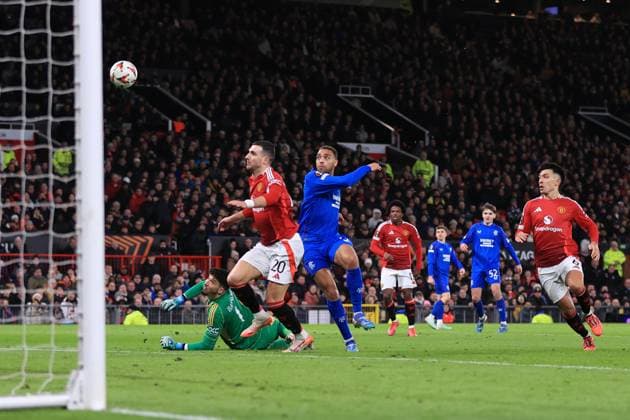 Manchester United gegen Rangers FC 23. Januar 2025 UEFA Europa League Manchester United gegen Rangers Cyriel Dessers von Rangers schießt knapp am Tor vorbei Foto Simon Stacpoole Abseits Manchester UK  Copyright: xSimonxStacpoolexOffside