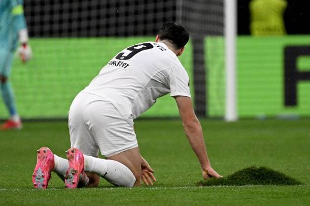23 01 2025, xjhx, Football UEFA Europa League, Eintracht Frankfurt Ferencvaros Budapest emspor, v l Igor Matanovic Eintracht Frankfurt and a damaged pitch DFL DFB REGULATIONS PROHIBIT ANY USE OF PHOTOGRAPHS as IMAGE SEQUENCES and or QUASI VIDEO Frankfurt am Main