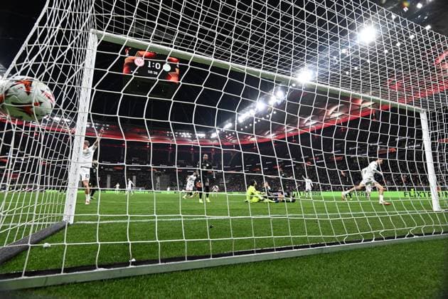 23 01 2025, xjhx, Fussball UEFA Europa League, Eintracht Frankfurt Ferencvaros Budapest emspor, v l Hugo Ekitike Eintracht Frankfurt Torschuetze, erzielt das Tor, Treffer, scores the goal 2 0 Adam Varga Ferencvarosi TC Budapest DFL DFB REGULATIONS PROHIBIT ANY USE OF PHOTOGRAPHS as IMAGE SEQUENCES and or QUASI VIDEO Frankfurt am Main