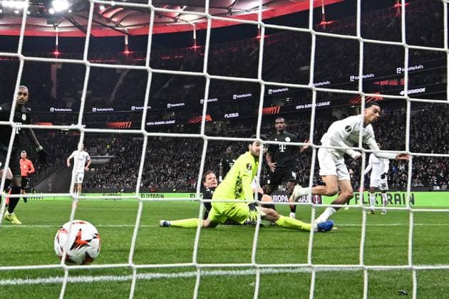 23 01 2025, xjhx, Fussball UEFA Europa League, Eintracht Frankfurt Ferencvaros Budapest emspor, v l Hugo Ekitike Eintracht Frankfurt Torschuetze, erzielt das Tor, Treffer, scores the goal 2 0 Adam Varga Ferencvarosi TC Budapest DFL DFB REGULATIONS PROHIBIT ANY USE OF PHOTOGRAPHS as IMAGE SEQUENCES and or QUASI VIDEO Frankfurt am Main