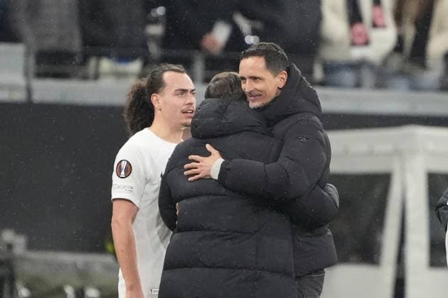 Congratulations for Jan Fießer after the 2-0 win from suspended coach Dino Toppmöller Eintracht Frankfurt Frankfurt 23 01 2025 Eintracht Frankfurt vs Ferencvaros Budapest, Deutsche Bank Park, Europa League, Matchday 7