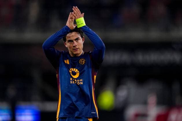 ALKMAAR, NETHERLANDS - JANUARY 23: Paulo Dybala of AS Roma applauds after the UEFA Europa League 2024 25 League Phase MD7 match between AZ and AS Roma at AZ Stadion on January 23, 2025 in Alkmaar, Netherlands. (Photo by Rene Nijhuis) SPO  Copyright: xRenexNijhuis