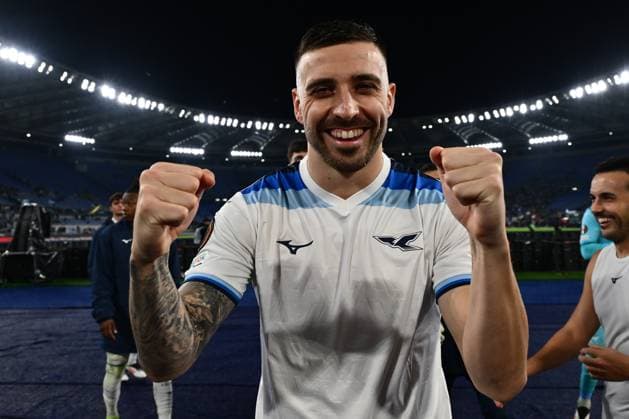 Mario Gila of S.S. Lazio is greeting the fans during the UEFA Europa League 2024 25 League Phase MD7 match between S.S. Lazio and Real Sociedad at Olympic Stadium on January 23, 2025 in Rome, Italy.  Copyright: xDomenicoxCippitelli IPAxSportx xipa-agency.netx xx IPA_53257598 IPA_Agency_IPA53257598