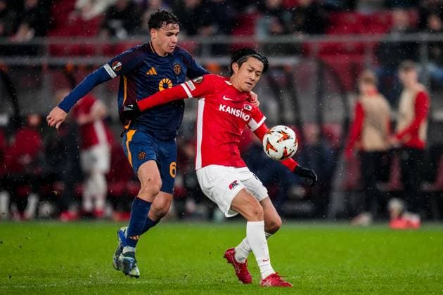 ALKMAAR, NETHERLANDS - JANUARY 23: Niccolo Pisilli of AS Roma challenges Seiya Maikuma of AZ Alkmaar during the UEFA Europa League 2024 25 League Phase MD7 match between AZ and AS Roma at AZ Stadion on January 23, 2025 in Alkmaar, Netherlands. (Photo by Rene Nijhuis) SPO  Copyright: xRenexNijhuis