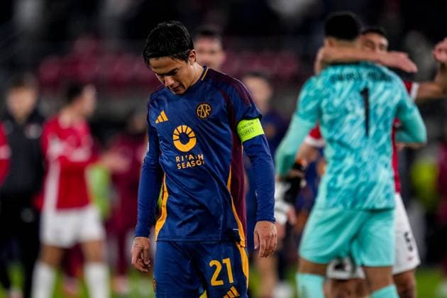 ALKMAAR, NETHERLANDS - JANUARY 23: Paulo Dybala of AS Roma looks dejected after the UEFA Europa League 2024 25 League Phase MD7 match between AZ and AS Roma at AZ Stadion on January 23, 2025 in Alkmaar, Netherlands. (Photo by Rene Nijhuis) SPO  Copyright: xRenexNijhuis