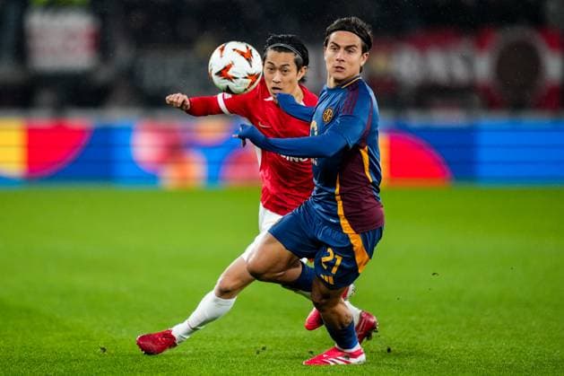 ALKMAAR, NETHERLANDS - JANUARY 23: Seiya Maikuma of AZ Alkmaar challenges Paulo Dybala of AS Roma during the UEFA Europa League 2024 25 League Phase MD7 match between AZ and AS Roma at AZ Stadion on January 23, 2025 in Alkmaar, Netherlands. (Photo by Rene Nijhuis) SPO  Copyright: xRenexNijhuis