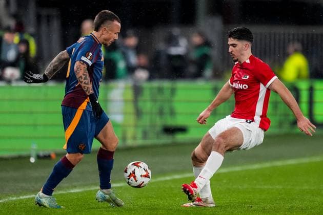 ALKMAAR, NETHERLANDS - JANUARY 23: Angelino of AS Roma is challenged by Mayckel Lahdo of AZ Alkmaar during the UEFA Europa League 2024 25 League Phase MD7 match between AZ and AS Roma at AZ Stadion on January 23, 2025 in Alkmaar, Netherlands. (Photo by Rene Nijhuis) SPO  Copyright: xRenexNijhuis