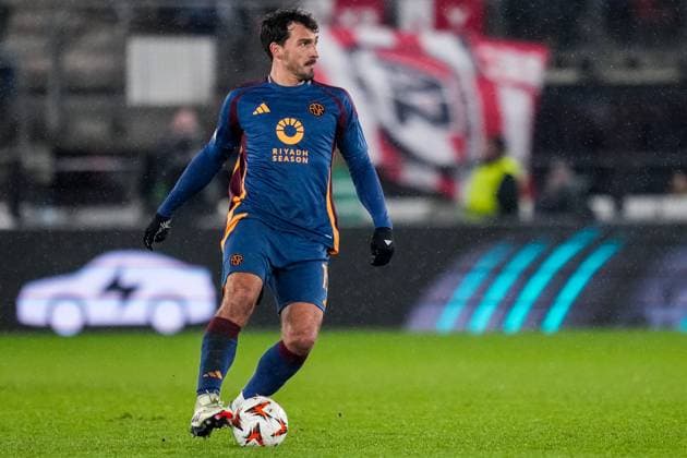 ALKMAAR, NETHERLANDS - JANUARY 23: Mats Hummels of AS Roma dribbles with the ball during the UEFA Europa League 2024 25 League Phase MD7 match between AZ and AS Roma at AZ Stadion on January 23, 2025 in Alkmaar, Netherlands. (Photo by Rene Nijhuis) SPO  Copyright: xRenexNijhuis