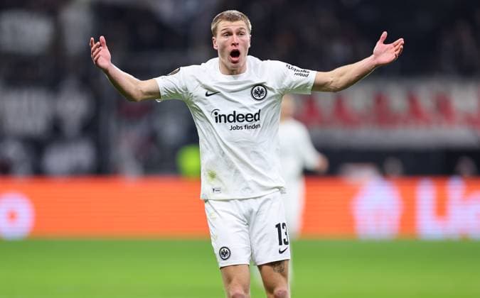 23 01 2025, Football UEFA Europa League, Eintracht Frankfurt Ferencvarosi TC, emonline, emspor, v l , Rasmus Kristensen Eintracht Frankfurt gives instructions, gesticulates, gesticulate with arms gives instructions, gesticulate DFL DFB REGULATIONS PROHIBIT ANY USE OF PHOTOGRAPHS AS IMAGE SEQUENCES AND OR QUASI VIDEO xdcx Copyright: HMBxMedia Claus