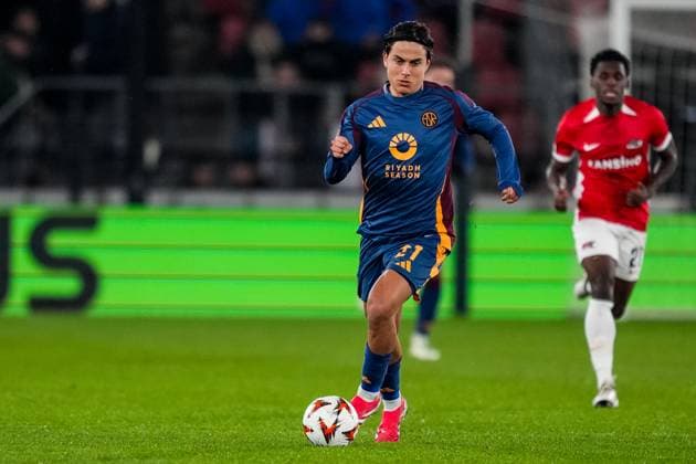 ALKMAAR, NETHERLANDS - JANUARY 23: Paulo Dybala of AS Roma dribbles with the ball during the UEFA Europa League 2024 25 League Phase MD7 match between AZ and AS Roma at AZ Stadion on January 23, 2025 in Alkmaar, Netherlands. (Photo by Rene Nijhuis) SPO  Copyright: xRenexNijhuis