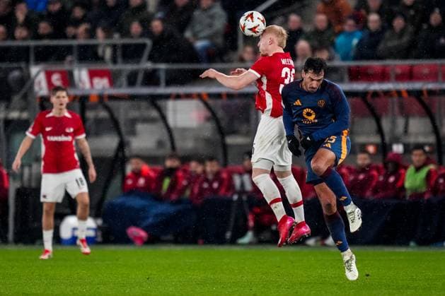 ALKMAAR, NETHERLANDS - JANUARY 23: Mexx Meerdink of AZ Alkmaar and Mats Hummels of AS Roma compete for the headed ball during the UEFA Europa League 2024 25 League Phase MD7 match between AZ and AS Roma at AZ Stadion on January 23, 2025 in Alkmaar, Netherlands. (Photo by Rene Nijhuis) SPO  Copyright: xRenexNijhuis
