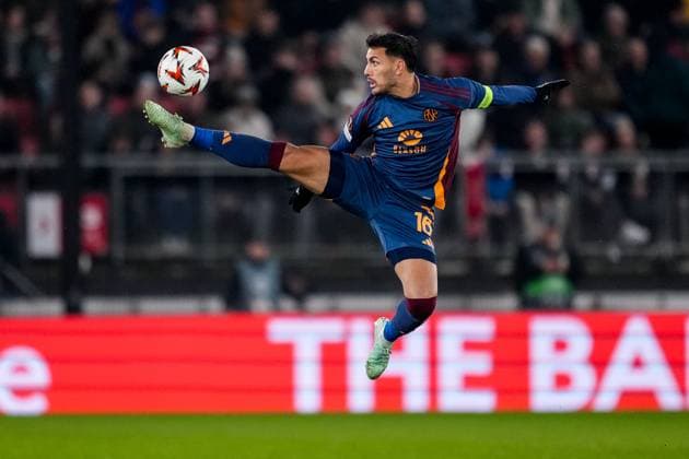 ALKMAAR, NETHERLANDS - JANUARY 23: Leandro Paredes of AS Roma controls the ball during the UEFA Europa League 2024 25 League Phase MD7 match between AZ and AS Roma at AZ Stadion on January 23, 2025 in Alkmaar, Netherlands. (Photo by Rene Nijhuis) SPO  Copyright: xRenexNijhuis
