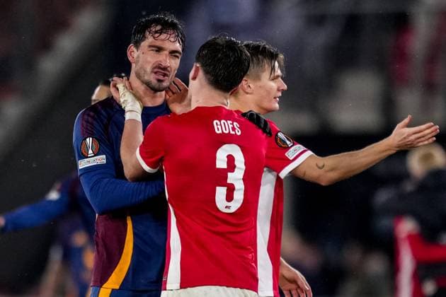 Sport Bilder des Tages ALKMAAR, NETHERLANDS - JANUARY 23: Wouter Goes of AZ Alkmaar and Mats Hummels of AS Roma interact after the UEFA Europa League 2024 25 League Phase MD7 match between AZ and AS Roma at AZ Stadion on January 23, 2025 in Alkmaar, Netherlands. (Photo by Rene Nijhuis) SPO  Copyright: xRenexNijhuis