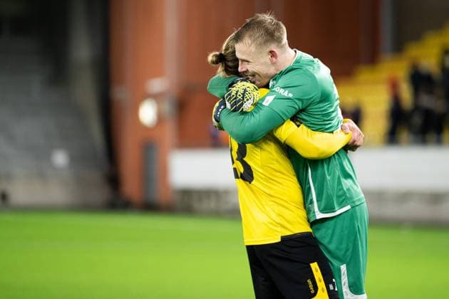 250123 Niklas Hult and goalkeeper Isak Pettersson of Elfsborg celebrate after the Europa League football match between Elfsborg and Nice on January 23, 2025 in Boras Photo Jörgen Jarnberger BILDBYRAN COP 112 JJ0433 fotboll football soccer fotball uefa europa league europa league elfsborg nice bbeng celebrate  Copyright: JÖRGENxJARNBERGER BB250123JJ072