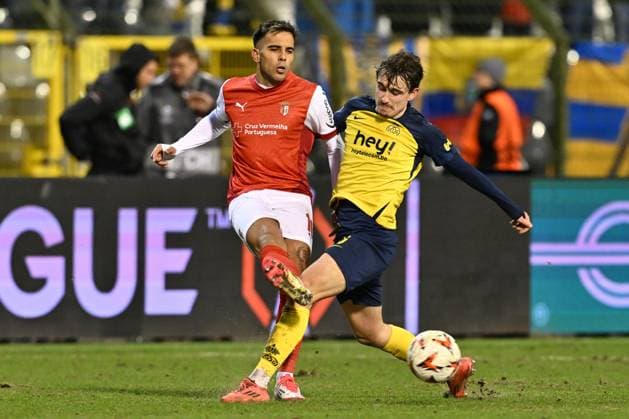 250123 Royale Union Saint-Gilloise vs SC Braga Rodrigo Zalazar (16) of Braga pictured fighting for the ball with Kamiel Van De Perre (6) of Union during the league phase - matchday 7 game in the Uefa Europa League season 2024-2025 between Royale Union Saint-Gilloise and SC Braga from Portugal on January 23 , 2025 in Brussel, Belgium. (Photo by David Catry Isosport) Brussel Belgium  Copyright: xDavidxCatryx 20250123DC2_9044