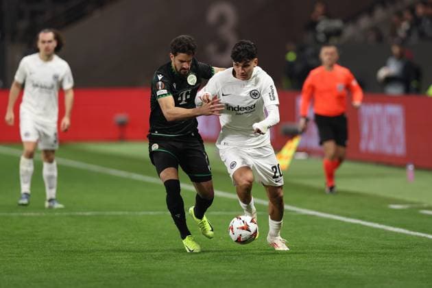 23 01 2025, xovx, Football UEFA Europa League, Eintracht Frankfurt Ferencvaros Budapest emspor, v l Mohamed Ali Ben Romdhane Ferencvarosi TC Budapest Can Uzun Eintracht Frankfurt Zweikampf, Aktion, action, battle for the ball DFL DFB REGULATIONS PROHIBIT ANY USE OF PHOTOGRAPHS as IMAGE SEQUENCES and or QUASI VIDEO Frankfurt am Main