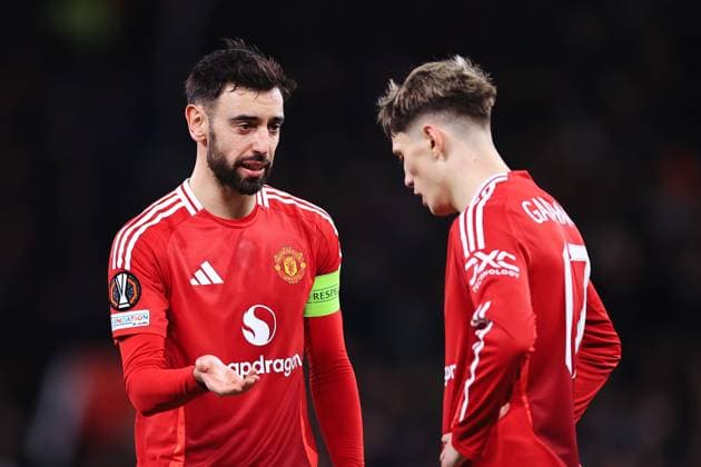 Fußball UEFA Europa League League-Phase Manchester United gegen Rangers 23. Januar 2025 UEFA Europa League League-Phase Manchester United gegen Rangers Bruno Fernandes von Manchester United L im Gespräch mit Alejandro Garnacho von Manchester United Foto Simon Stacpoole Abseits Manchester UK  Copyright: xSimonxStacpoolexOffside