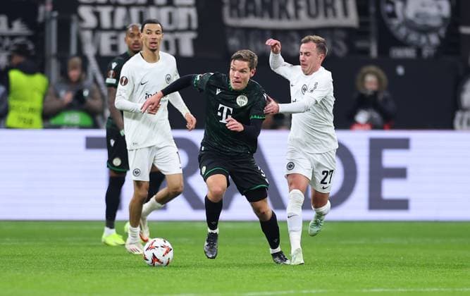 23 01 2025, Football UEFA Europa League, Eintracht Frankfurt Ferencvarosi TC, emonline, emspor, v l , Stefan Gartenmann Ferencvarosi TC Budapest , Mario Götze Eintracht Frankfurt DFL DFB REGULATIONS PROHIBIT ANY USE OF PHOTOGRAPHS AS IMAGE SEQUENCES AND OR QUASI VIDEO xdcx Copyright: HMBxMedia Claus