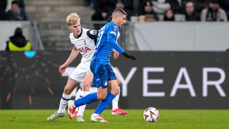 v li Lucas Bergvall Tottenham, 15 , Andrej Kramaric Hoffenheim, 27 , duel, duel, tackle, tackling, dynamics, action, action, 23 01 2025, Sinsheim Germany , football, UEFA Europa League, group stage, TSG 1899 Hoffenheim Tottenham Hotspur, DFB DFL REGULATIONS PROHIBIT ANY USE OF PHOTOGRAPHS AS IMAGE SEQUENCES AND OR QUASI VIDEO xozx
